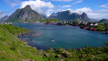 Nordland, Norveç 'teki Panorama Lofoten adaları. Dramatik dağlar ve tepeler, açık deniz ve korunaklı körfezler, plajlar ve el değmemiş topraklarla kendine özgü bir manzarası var..
