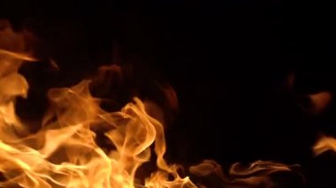 Ağır çekimde siyah arkaplanda ateş alevleri