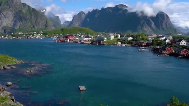 Nordland, Norveç 'teki Panorama Lofoten adaları. Dramatik dağlar ve tepeler, açık deniz ve korunaklı körfezler, plajlar ve el değmemiş topraklarla kendine özgü bir manzarası var.. — Stok video