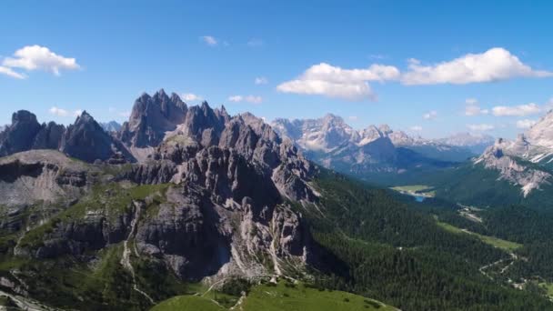 Narodowy Park Przyrody Tre Cime w Alpach Dolomitowych. Piękna przyroda Włoch. Lotnicze loty dronów FPV o zachodzie słońca — Wideo stockowe