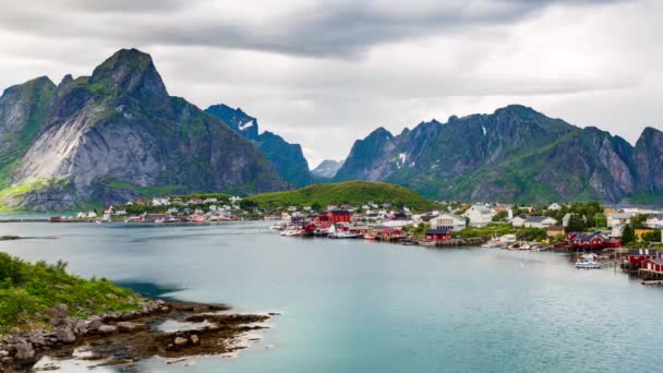 Timelapse Lofoten es un archipiélago del condado de Nordland, Noruega. Es conocido por un paisaje distintivo con espectaculares montañas y picos, mar abierto y bahías protegidas, playas — Vídeos de Stock