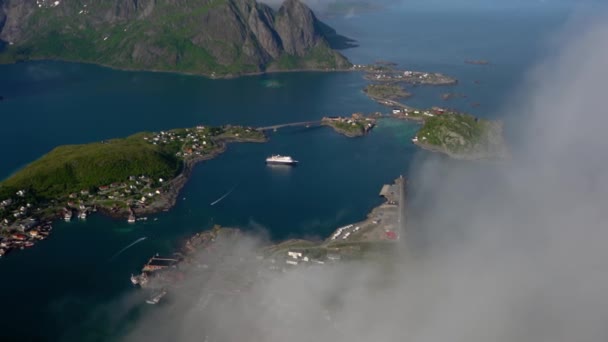 Lofoten ist ein Archipel in der Grafschaft Nordland, Norwegen. ist bekannt für eine unverwechselbare Landschaft mit dramatischen Bergen und Gipfeln, offenem Meer und geschützten Buchten, Stränden und unberührtem Land. — Stockvideo
