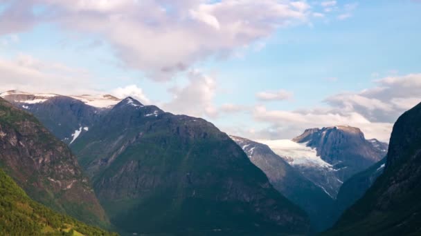 Прекрасные облака, движущиеся во времени, освещают горы Норвегии — стоковое видео