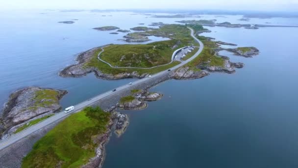 FPV İHA uçuşları. Atlantik Okyanusu Yolu veya Atlantik Yolu (Atlanterhavsveien), Norveç 'in Yüzyılın İnşaatı başlığı ile ödüllendirildi.). — Stok video