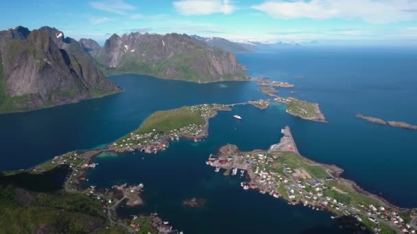 Panorama Islas Lofoten en el condado de Nordland, Noruega. Es conocido por un paisaje distintivo con espectaculares montañas y picos, mar abierto y bahías protegidas, playas y tierras vírgenes . — Vídeo de stock
