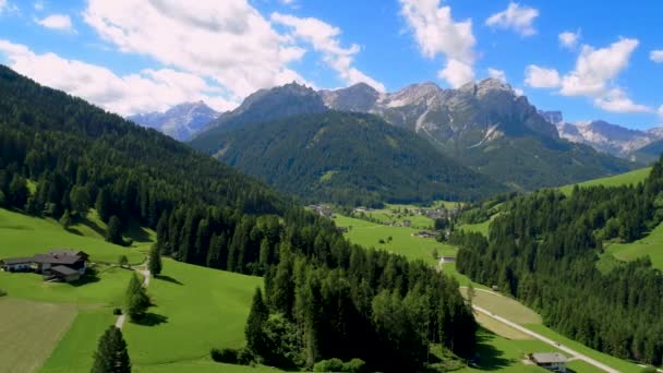 Scénický pohled na krásnou krajinu v Alpách, Krásná příroda Itálie. Letecké lety FPV dronem. — Stock video