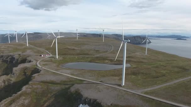 Větrné mlýny pro výrobu elektrické energie. Arctic View Havoygavelen windmill park, Havoysund, Northern Norway Letecké záběry. — Stock video