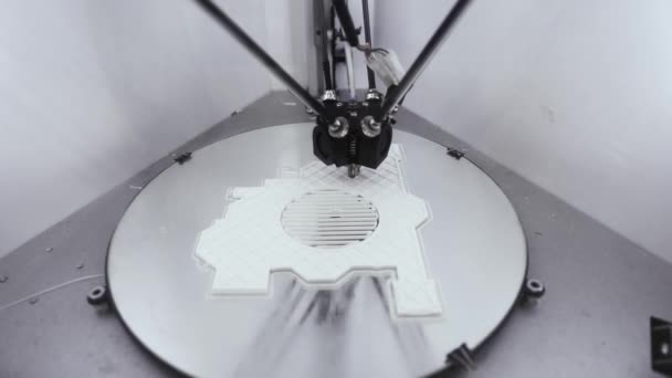 A 3D nyomtatók nyomtatása, más néven additív gyártás (AM), egy háromdimenziós objektum létrehozásához használt folyamatokra utal, amelyekben számítógépes vezérléssel anyagrétegek képződnek.. — Stock videók