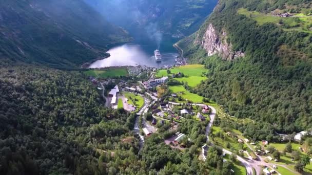 ฟยอร์ด Geiranger, ธรรมชาติที่สวยงามนอร์เวย์ภาพทางอากาศ มันเป็นสาขาที่ยาว 15 กิโลเมตร (9.3 ไมล์) ออกจาก Sunnylvsfjorden ซึ่งเป็นสาขาที่อยู่นอกสตอร์ฟยอร์ด (Great Fjord) ). — วีดีโอสต็อก