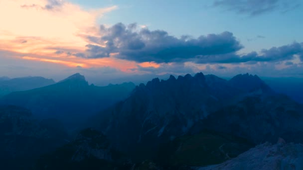 Национальный природный парк Tre Cime In the Dolomites Alps. Прекрасная природа Италии. Авиационные беспилотники FPV на закате — стоковое видео