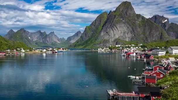 Lofoten es un archipiélago del condado de Nordland, Noruega. Es conocido por un paisaje distintivo con espectaculares montañas y picos, mar abierto y bahías protegidas, playas y tierras vírgenes . — Vídeos de Stock