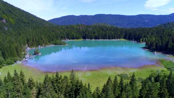 See Lago di Fusine Superiore Italien Alpen. Drohnenflüge aus der Luft. — Stockvideo