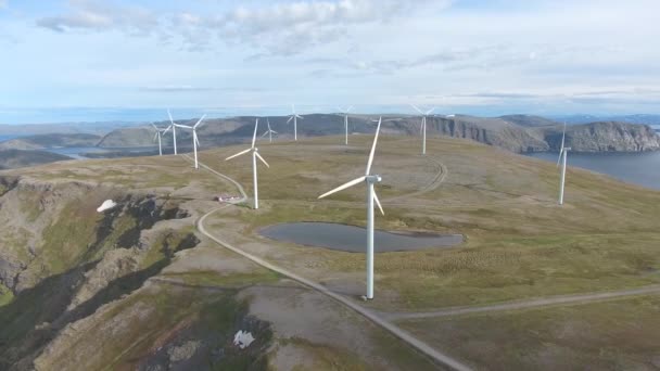 Wiatraki do produkcji energii elektrycznej. Park wiatraków Havoygavelen, Hawoysund, północna Norwegia. — Wideo stockowe