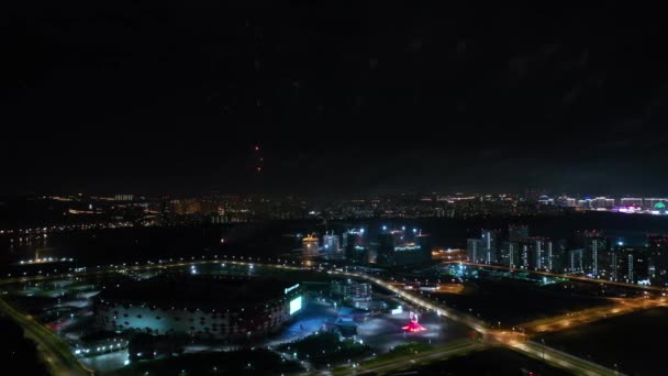 밤에 모스크바. 야간 도시에서 불꽃놀이를 하는 모습. — 비디오
