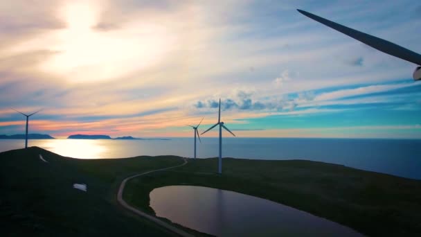 Windmühlen zur Stromerzeugung. Arctic View Windmühlenpark Havoygavelen, Havoysund, Nordnorwegen Luftaufnahmen. — Stockvideo