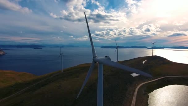 Wiatraki do produkcji energii elektrycznej. Park wiatraków Havoygavelen, Hawoysund, północna Norwegia. — Wideo stockowe