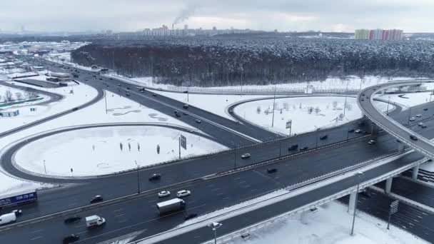 Vista aérea de una intersección de autopista cubierta de nieve en invierno . — Vídeos de Stock