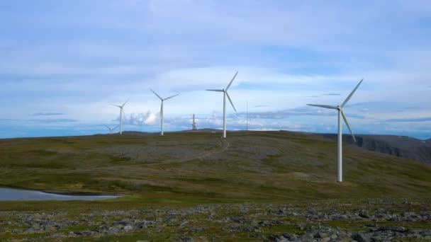 Kincir angin untuk produksi listrik. Arctic View Havoygavelen kincir angin taman, Havoysund, Norwegia Utara. — Stok Video