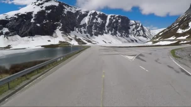 ノルウェーの道路で車を運転する — ストック動画