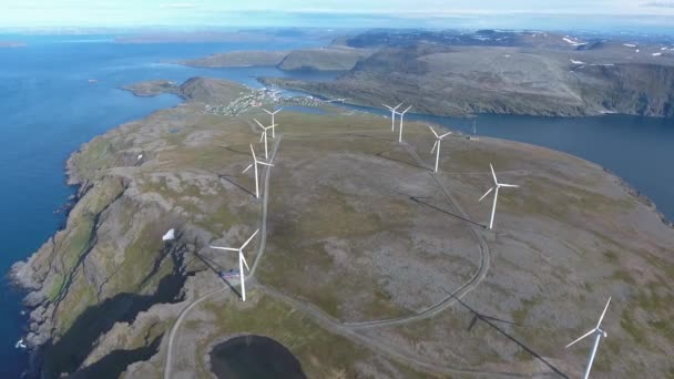 Vindkraftverk för elproduktion. Arctic View Havoygavelen väderkvarnspark, Havoysund, Nordnorge Flygbilder. — Stockvideo