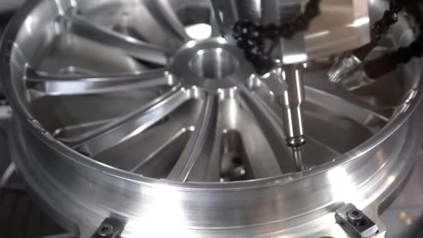 CNC-Fräsmaschine für Metallbearbeitung. Schneiden von Metall moderne Verarbeitungstechnologie. — Stockvideo