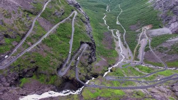 Trollin Polku Trollstigen tai Trollstigveien käämitys vuoristotie Norjassa. Ilmakuvamateriaali — kuvapankkivideo