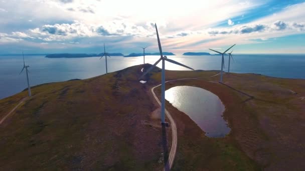 Molinos de viento para producción de energía eléctrica. Vista al Ártico Havoygavelen windmill park, Havoysund, Norte de Noruega Imágenes aéreas . — Vídeo de stock
