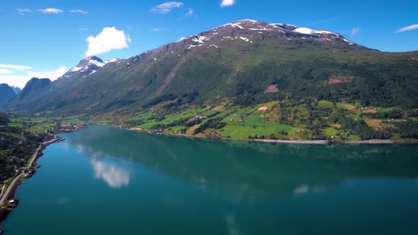 Filmagem aérea Beautiful Nature Norway. Voando sobre os lagos e fiordes. Vista da vista do pássaro-olho . — Vídeo de Stock