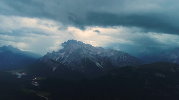 Національний природний парк Tre Cime In the Dolomites Alps. Прекрасна природа Італії. Повітряний FPV дрон запускає блискавку і шторм.. — стокове відео
