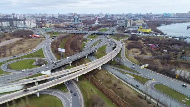 Letecký pohled na křižovatku dálnice. Výstřel ve 4K (ultra-high definition (UHD)) — Stock video