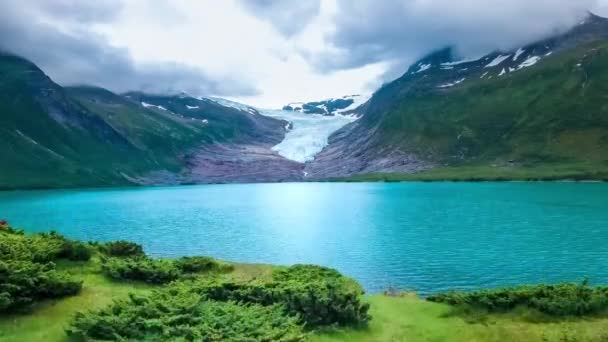 Glaciar Svartisen en Noruega Vista aérea. Svartisen es un término colectivo para dos glaciares situados en el norte de Noruega. El agua del glaciar se recoge y se utiliza para la producción de energía hidroeléctrica . — Vídeo de stock