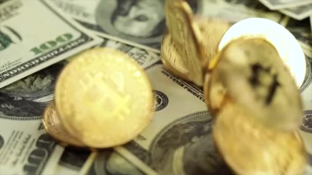 Zlaté mince BTC mince a dolarové bankovky. Bitcoin je celosvětový kryptoměna a digitální platební systém zvaný první decentralizovaná digitální měna. — Stock video