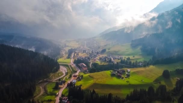 Sappada Italia, det nordøstlige hjørnet av Dolomittenes alper. FPV-droneflyginger i luften . – stockvideo