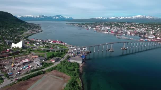Filmati aerei dal ponte della città di Tromso, Norvegia fotografia aerea. Tromso è considerata la città più settentrionale del mondo con una popolazione superiore a 50.000 abitanti . — Video Stock