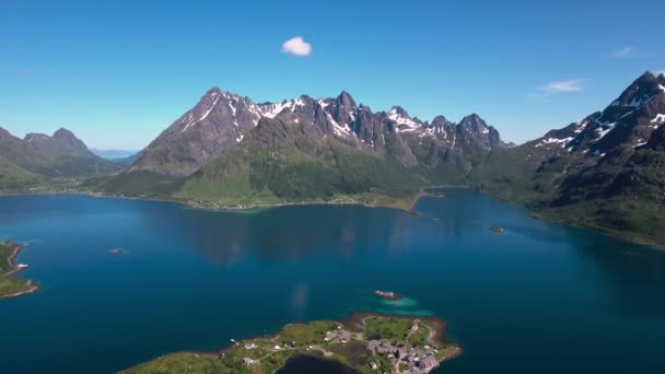 Filmagem aérea Beautiful Nature Norway. Voando sobre os lagos e fiordes. Vista da vista do pássaro-olho . — Vídeo de Stock