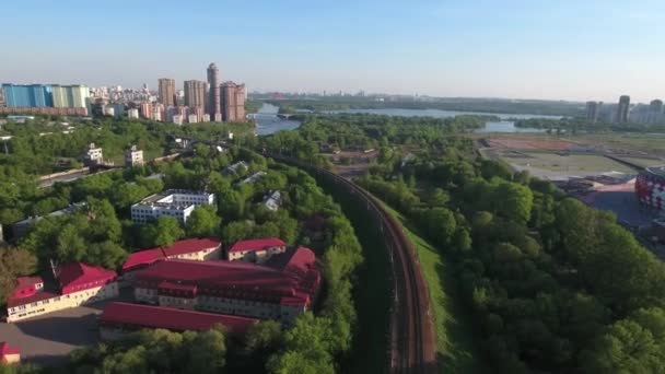 Vue aérienne d'une intersection d'autoroutes .