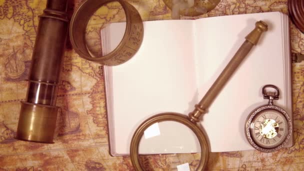 nature morte vintage sur une ancienne carte en 1565 .