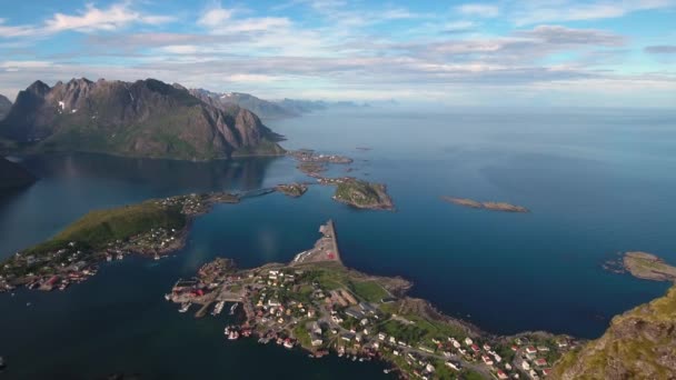 Nordland, Norveç 'teki Panorama Lofoten adaları. Dramatik dağlar ve tepeler, açık deniz ve korunaklı körfezler, plajlar ve el değmemiş topraklarla kendine özgü bir manzarası var.. — Stok video