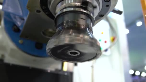 Máquina de trituração CNC Metalworking. Corte de metal moderna tecnologia de processamento. — Vídeo de Stock