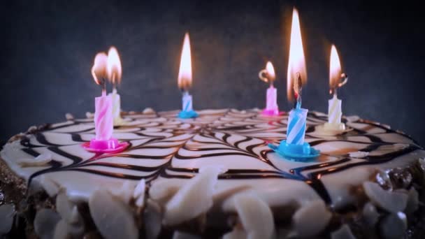 Candele sulla torta di compleanno primo piano. — Video Stock