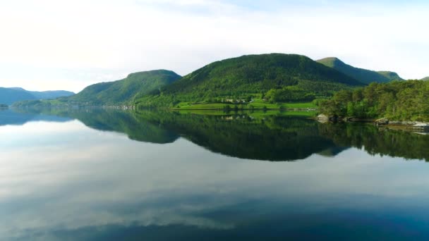 Havadan çekilen görüntüler Güzel Doğa Norveç. Hava FPV İHA uçuşları. — Stok video