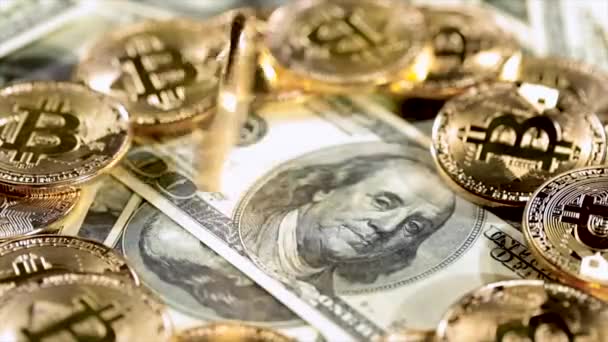 Золотые монеты BTC и долларовые купюры. Bitcoin - это всемирная криптовалюта и цифровая платежная система, называемая первой децентрализованной цифровой валютой . — стоковое видео