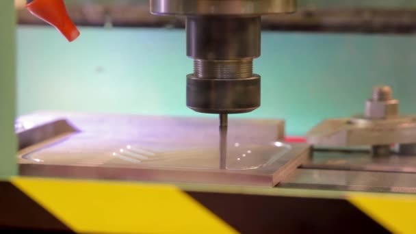 Metaalwerkende CNC malenmachine. Moderne metaalbewerkingstechnologie. — Stockvideo