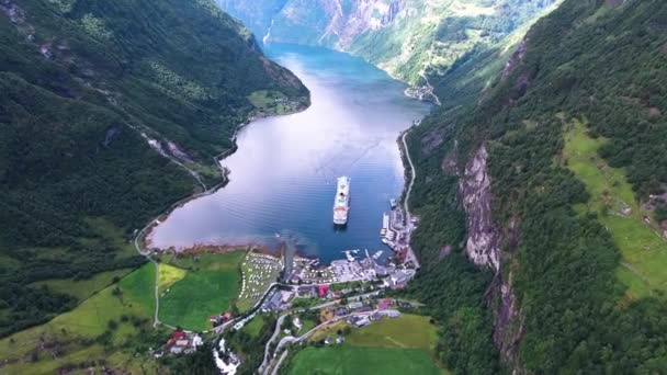 Geiranger fjord, Mooie Natuur Noorwegen Luchtopname. Het is een 15 kilometer lange aftakking van de Sunnylvsfjorden, een aftakking van de Storfjorden (Grote Fjord)). — Stockvideo