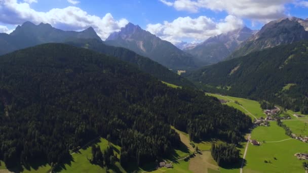 Landschappelijk uitzicht op het prachtige landschap in de Alpen, Prachtige natuur van Italië. Luchtvluchten met FPV-drone. — Stockvideo