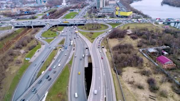 Вид с воздуха на перекресток автострады. Московский пригород. Вид с птичьего полета — стоковое видео