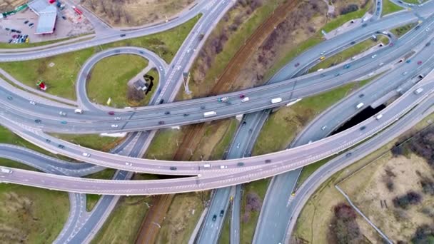 Vista aérea de um cruzamento de auto-estrada. Tiro em 4K (ultra-alta definição (UHD )) — Vídeo de Stock