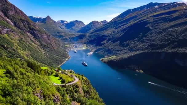 Geiranger fjord, Beautiful Nature Norway Εναέρια πλάνα. Είναι ένα 15-χιλιόμετρο (9,3 μίλια) μακρύ υποκατάστημα έξω από το Sunnylvsfjorden, το οποίο είναι ένα υποκατάστημα έξω από το Storfjorden (Great Fjord). — Αρχείο Βίντεο