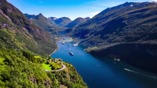 Geiranger Fjord, Beautiful Nature Noruega Aerial footage. Es una rama de 15 kilómetros (9.3 mi) de largo fuera del Sunnylvsfjorden, que es una rama fuera del Storfjorden (Gran fiordo) ). — Vídeos de Stock