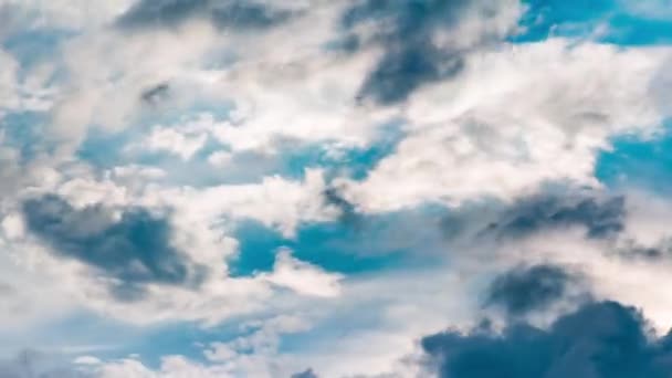 Gyönyörű felhők mozognak az időben. — Stock videók
